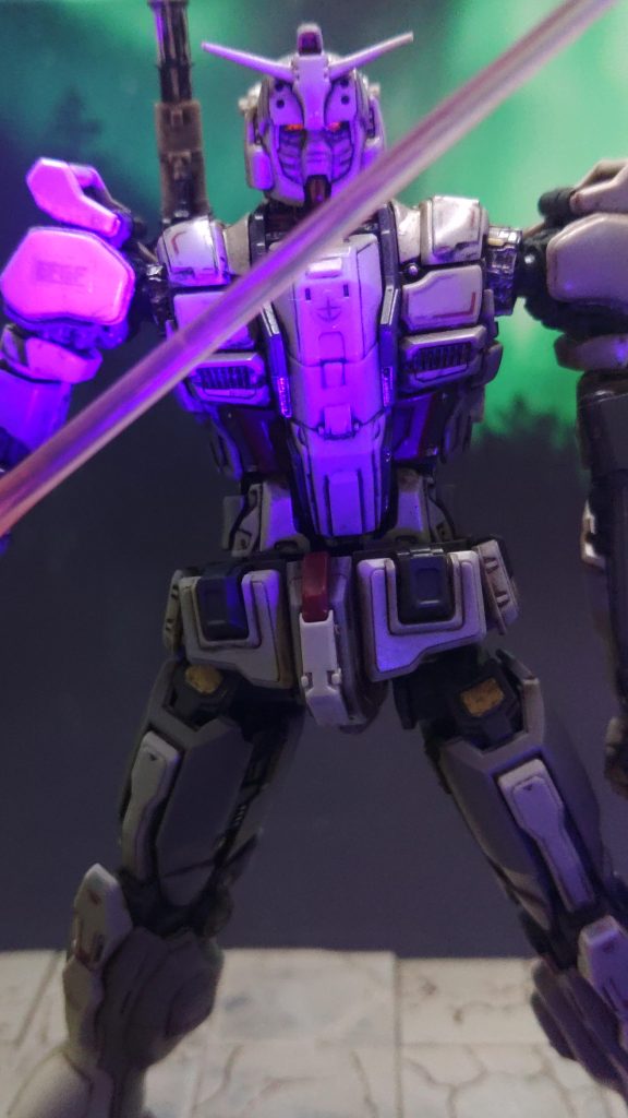 ツインアイは、蛍光塗装で塗ってライト当てるとこんな感じで、悪人面表現できます。