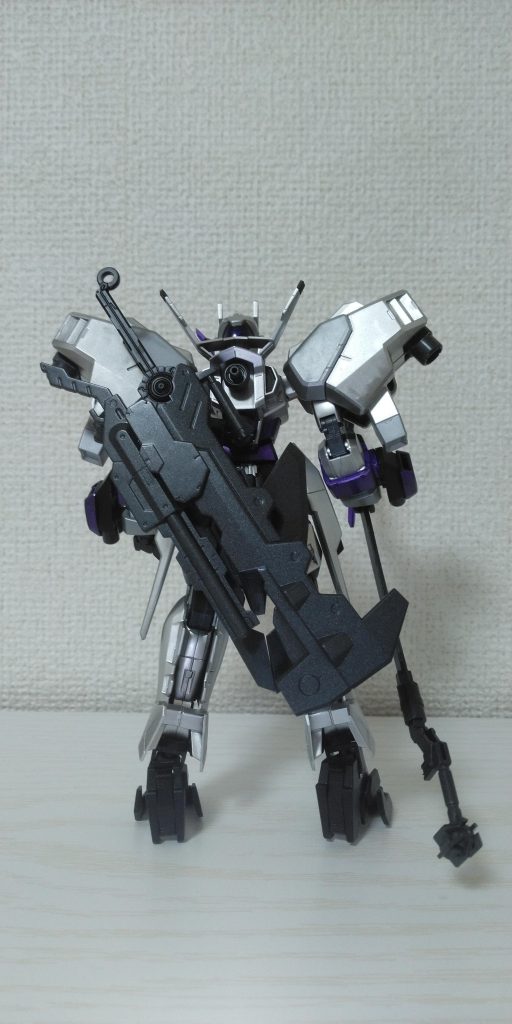 背部にはトライジェスターハンマーとトライジェスターショットガンを装備。