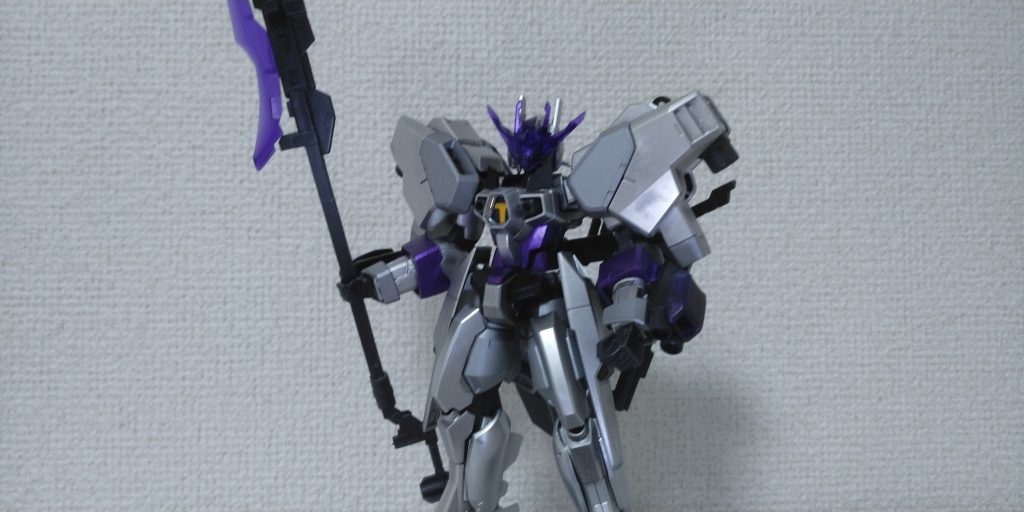 実は、両腕部にディスタントクラッシャーを装備している。また、手首にツインドッズバルカンも装備している。