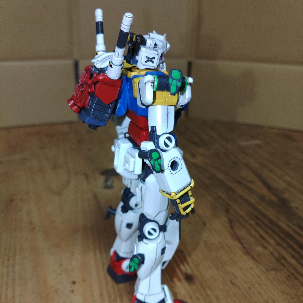 サイドから。手首のガードは１ミリスチロール棒を曲げて作りました。