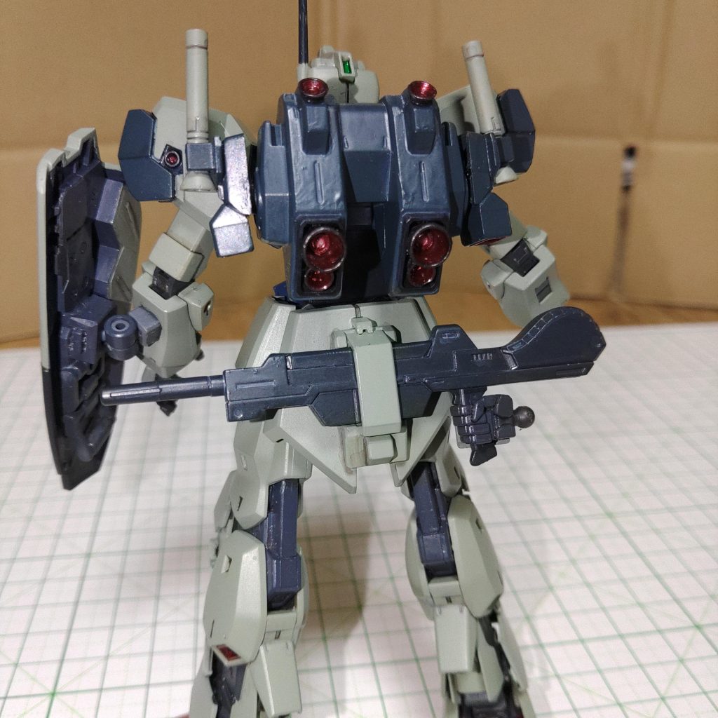 宇宙の空間戦闘とは違うので、左腕にシールドマウントを装備。