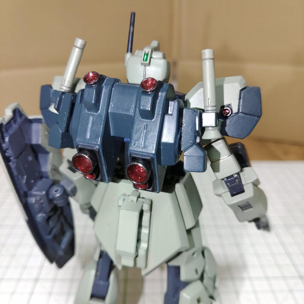 バックパックは、テールバインダーの予備が手に入らなかったので、カラバで改造した物で重力下でも余裕の推進力が得られるようにパワーアップ。ビームサーベルは、振り下ろしの初動がしやすいため両肩部装備に変更。腰部後ろにビームライフルマウントを追加。