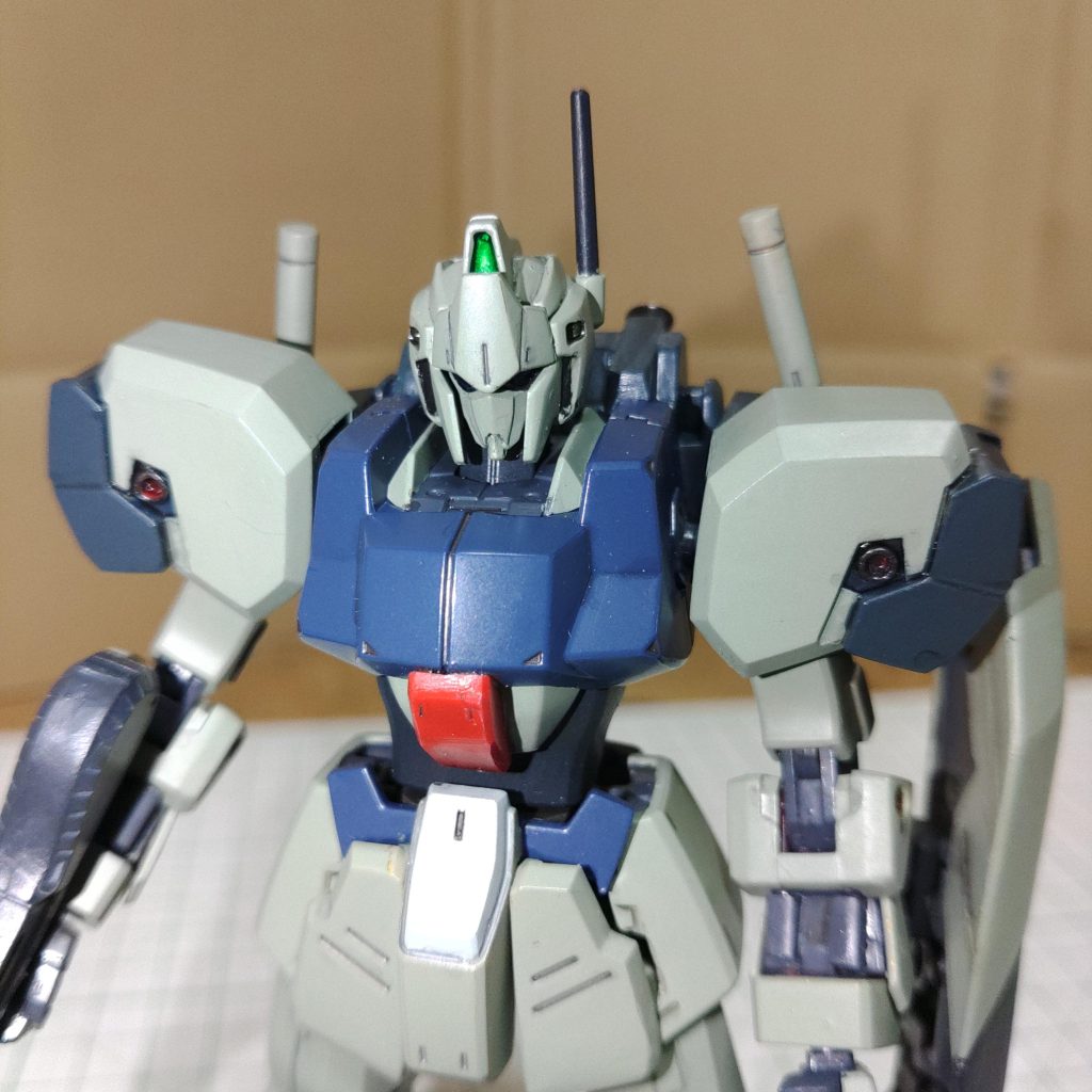 上半身アップ。胸部を１㎜幅増ししてコックピットハッチを追加しました。