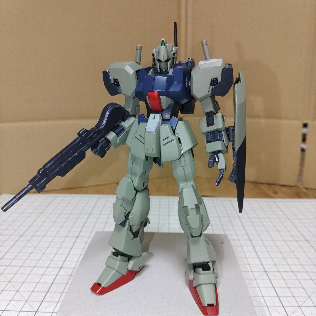 対ビームコーティングは無く、後のジェダなどに続く薄緑色のボディカラー。最大の特長は、動力パイプを機体表面に露出しない構造であることです。