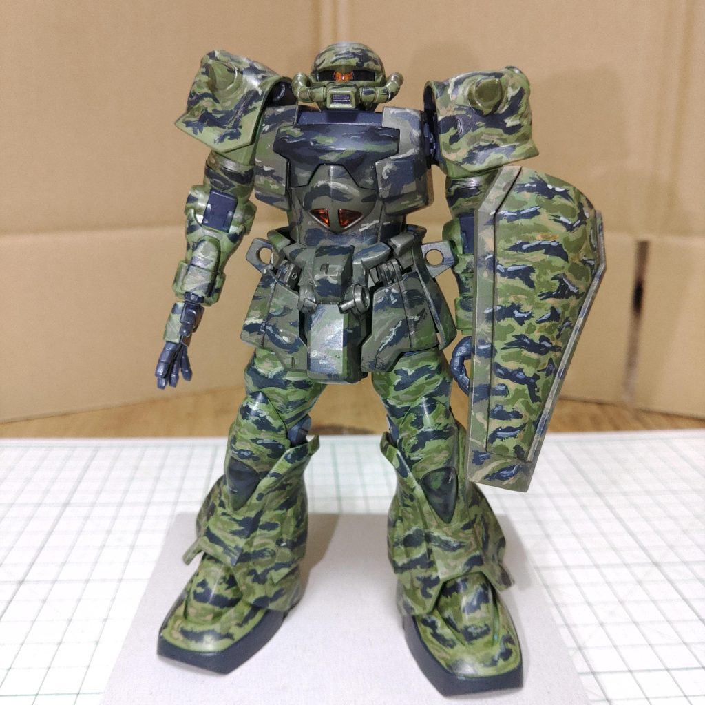 正面敵から発見されにくいようにジェネレータをMS-05改用にデチューン。動力パイプも装甲の下に格納しているので、アイドリング時にギリギリまで出力を下げていれば高温多湿なジャブローならほとんど熱探知されない程。 