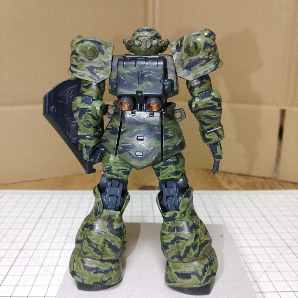 後ろ隠密潜入任務なので、ブレードアンテナや肩のスパイクも撤去し、極力出っ張りをなくすように。