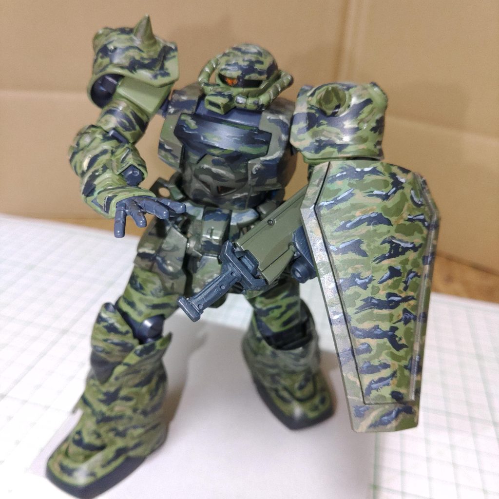 全身にフリーハンドでタイガーストライプっぽい迷彩を筆塗りしました。