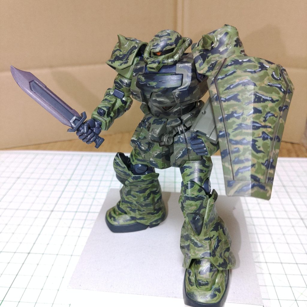 シールドの下のホルダーをスイングしてヒートナイフを装備。