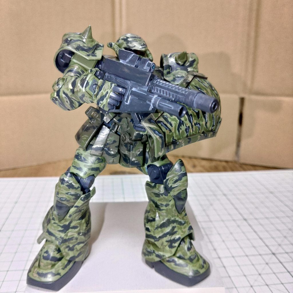 105mm口径でサプレッサー装備のマシンガン使用する。