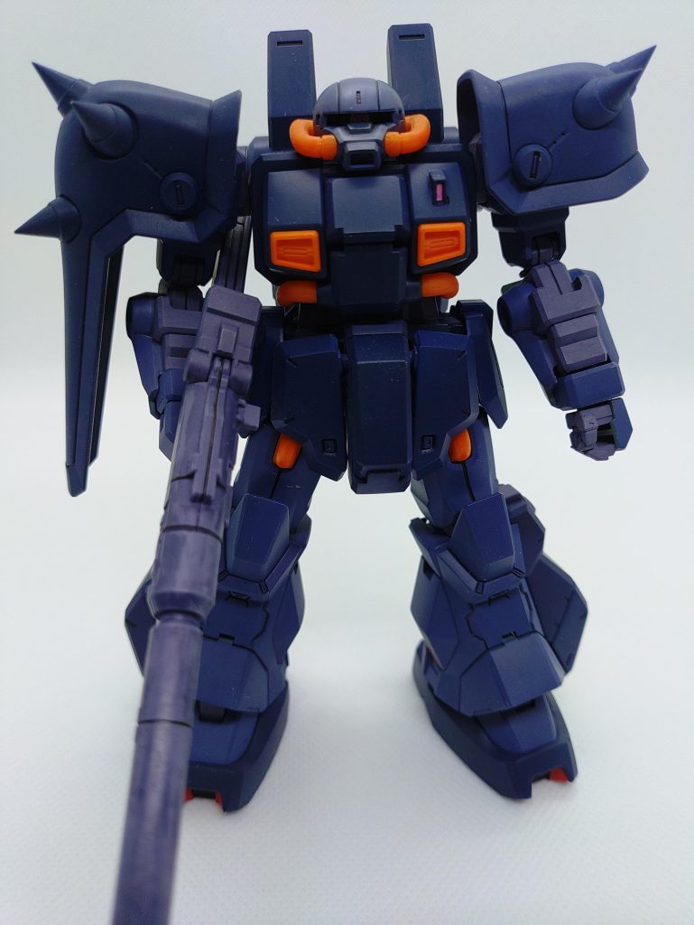 正面から。ウェザリングはガンダムリアルタッチマーカーで行いました。ショルダーの角をコトブキヤのパーツで、モノアイもWaveのものに変えています。（写真ではあまりわかりませんが。）