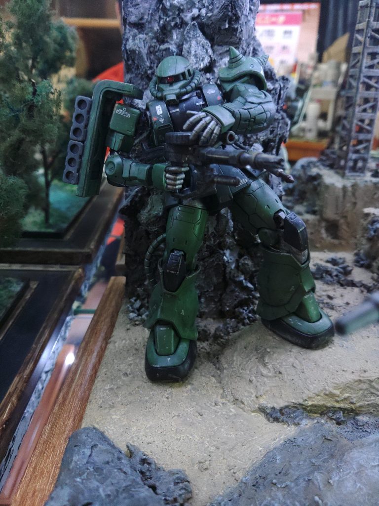 オリジン版のザクⅡです。成型色にウェザリング、スミ入れのみです。 