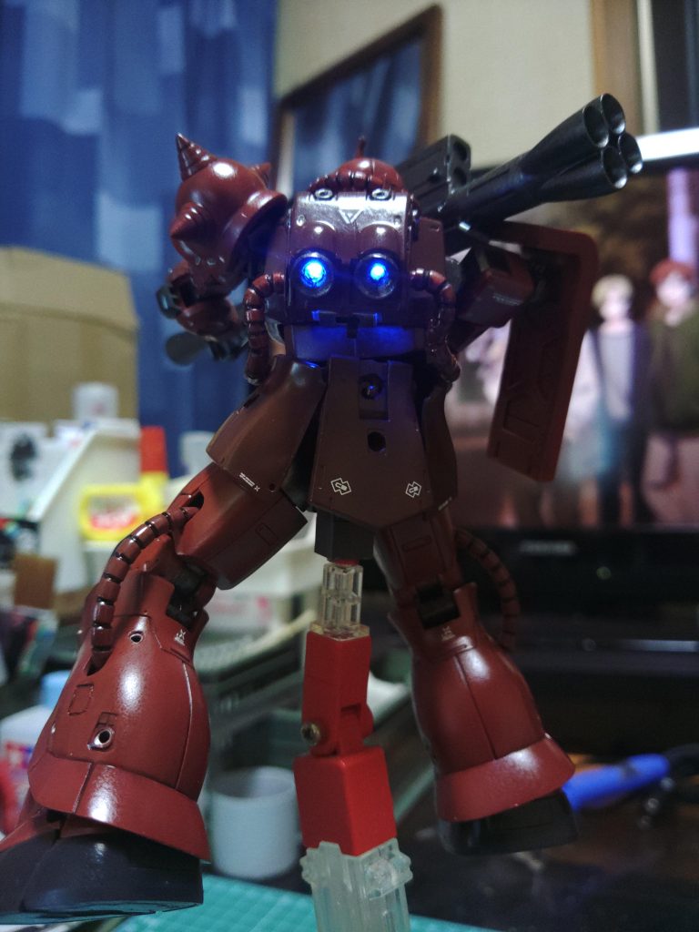 モノアイとバックパックだけLEDをつけてみました