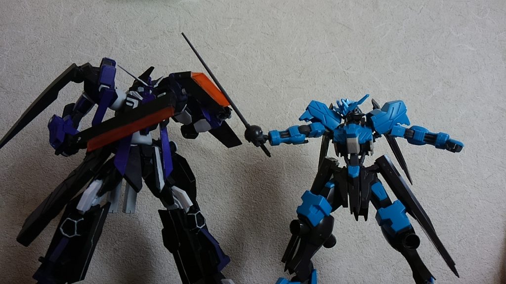 両腰のヒートナタやつま先のビームサーベル等、近接格闘寄りの兵装構成になっている。