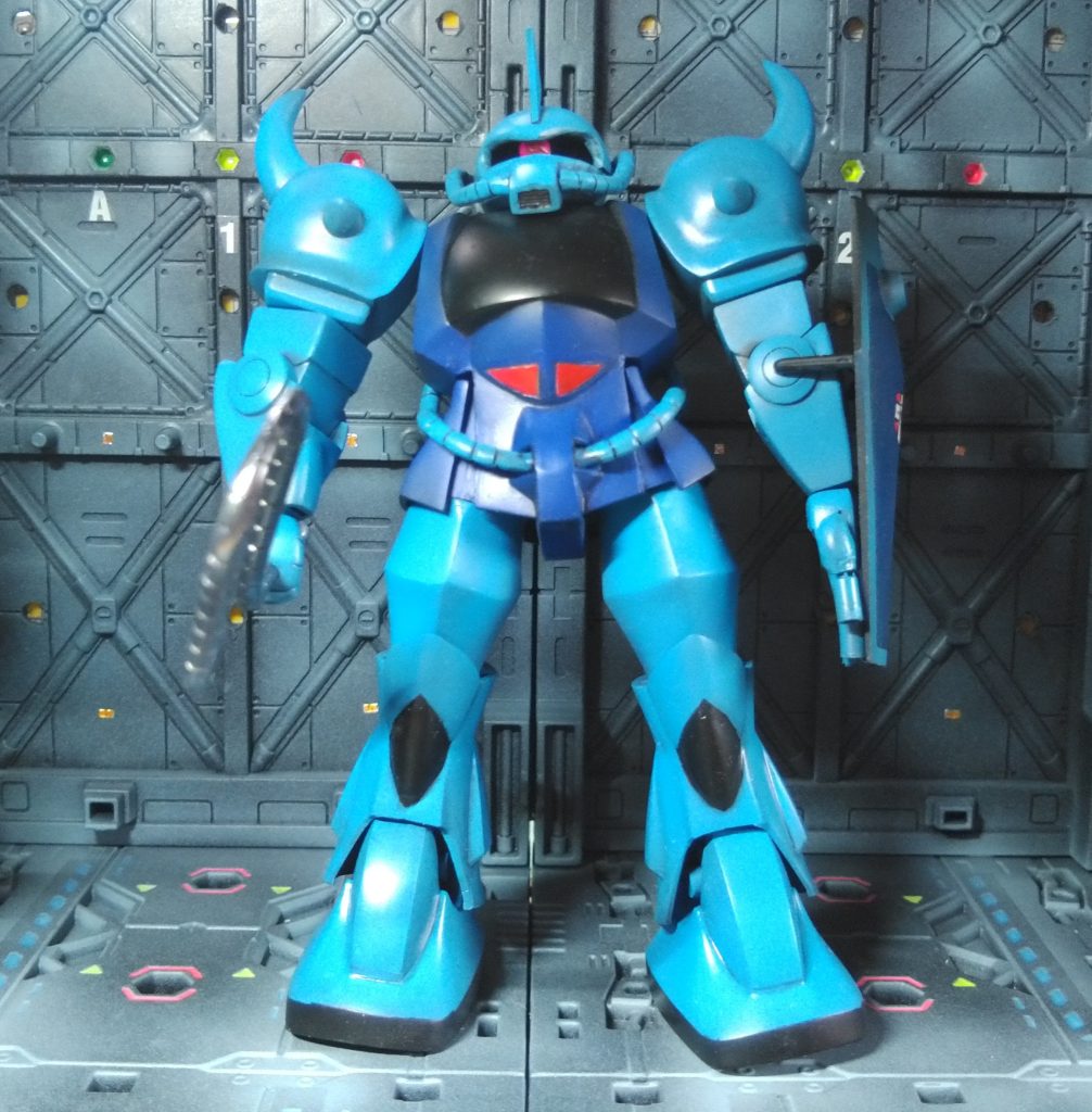 モノアイ可動、目付き改悪、スパイクアーマー尖らせて肩の位置上へ、左手スクラッチ、股関節横可動するように変更、太もも幅増し、そのせいで脚が動かなくなったので、スカートを横可動式に改造、足首真鍮線固定に変更。