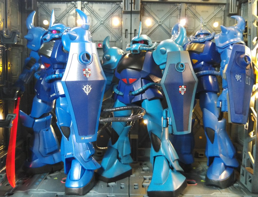 歴代1/144勢揃い。左がリバイブ、右が旧hg。やっぱりアニメ版は旧キットですね。