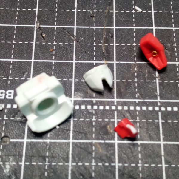 ＨＧのＺＺの改修【頭部】ＭＧのカトキverの顔が好みなので、寄せる。顔を分離し、上をカットし、顎ラインもシャープに。分かりずらいですがへの字のモールドの横幅をプラ板で縮小してます。赤色のパーツもプラ板を貼り角度調整。ハイメガの中心にビーズを埋めこむ。大分好みの顔になりました！（2枚目）