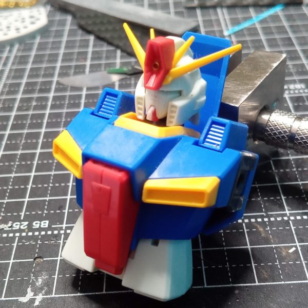 ＨＧのＺＺの改修【頭部】ＭＧのカトキverの顔が好みなので、寄せる。顔を分離し、上をカットし、顎ラインもシャープに。分かりずらいですがへの字のモールドの横幅をプラ板で縮小してます。赤色のパーツもプラ板を貼り角度調整。ハイメガの中心にビーズを埋めこむ。大分好みの顔になりました！（1枚目）