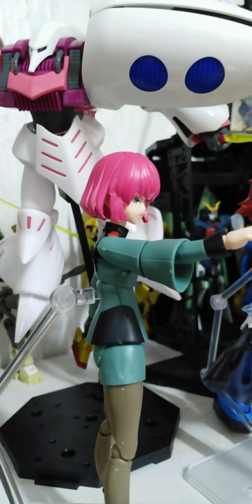 目は自作デカールですがなんだかイマイチ90~00年代のフィギュアみたいだ髪も後ろ髪をヤスリでゴリゴリ削り、前髪もぱっつんになるまでヤスリゴリゴリ