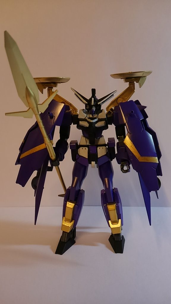 武器は金色のスピアー。背中のリブラユニットは避雷針のようにビーム攻撃を吸収･蓄積する。