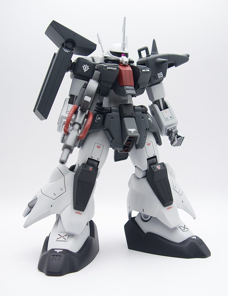 全身に合わせ目がある為全身の合わせ目消しとそれに並行して少ないモールドを追加していく作業を筋彫りやモールド処理の練習もしつつ。