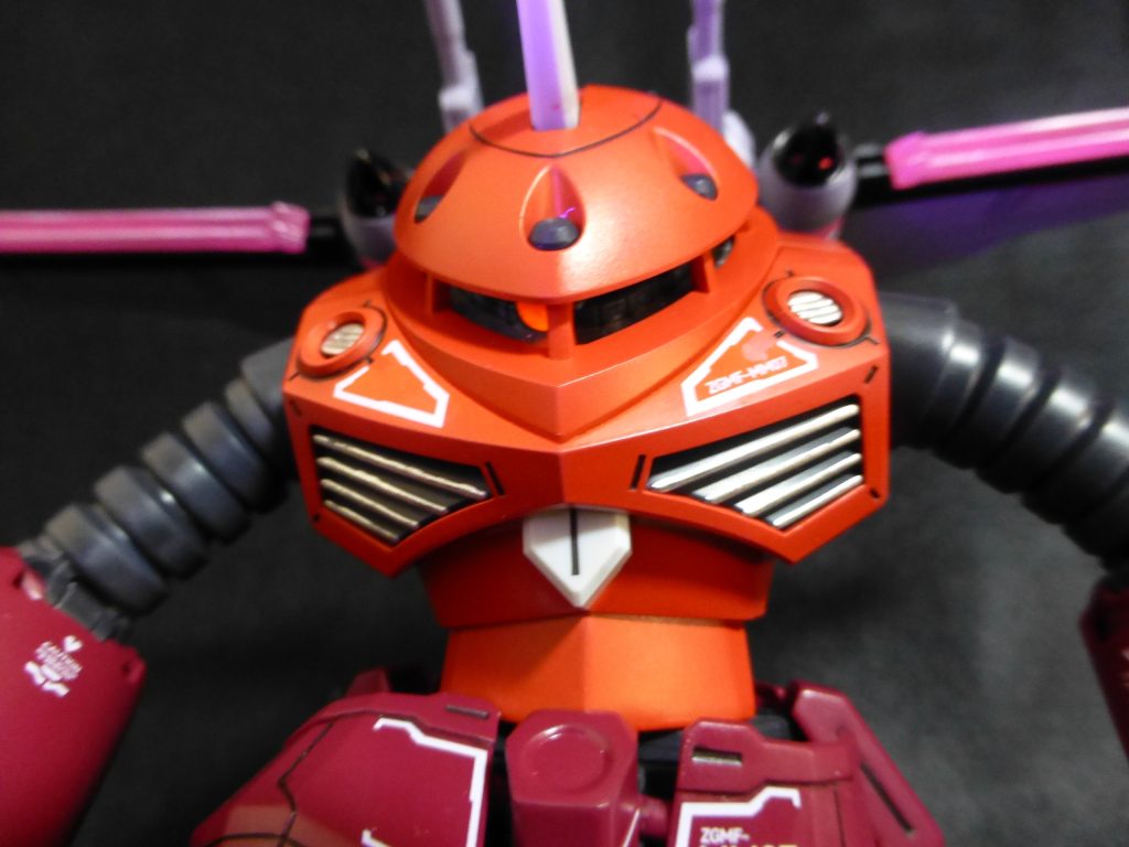 モノアイを蛍光塗料にて。ブラックライトで光るようにしています。