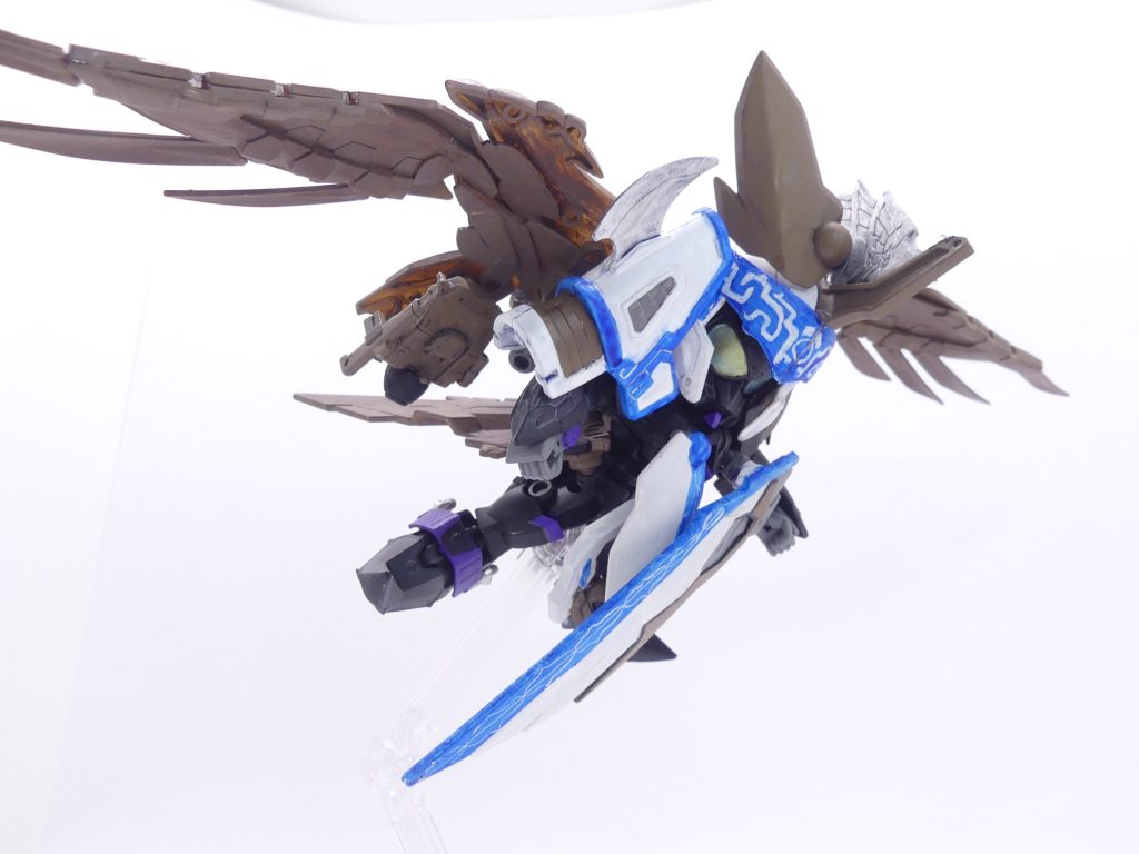 飛翔能力:EPはできる限り節約。超巨大な翼は、その大きさに反して音もなく飛翔することが可能。「耳」部分は高性能のレーダーとして周囲の情報を収集する。アイヌっぽい衣装となる翼をたすき掛け。小さな方はHGレギルス、大きな方はHGクロスボーンフルクロスから。アイヌ文様は自分で書きました。