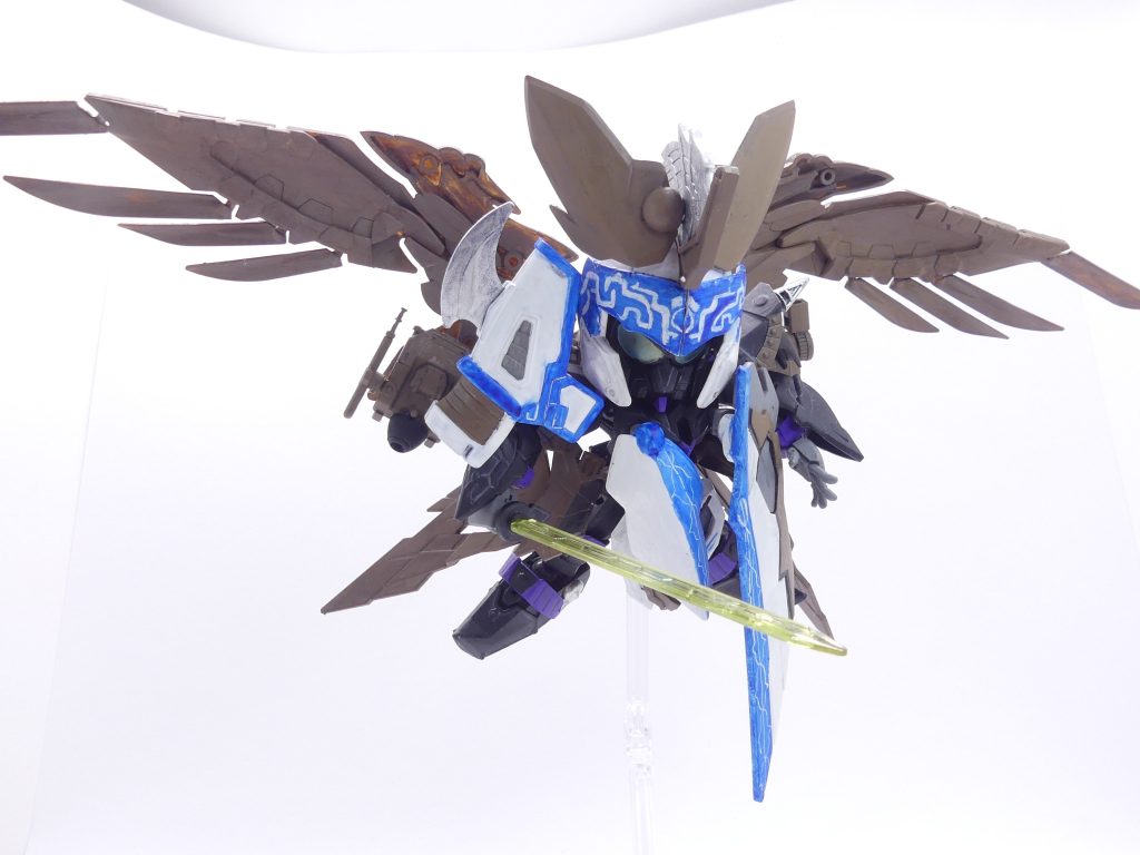 宝剣・ピリカマキリ:尾に当たる部分に収められたオリジナル輝羅鋼の刀。「エバーランド」においても、オリジナル輝羅鋼の性能は非常に高い。その力を使いこなせるかどうかはGP次第で、実は振るだけでも多大な負担を強いるまさに宝剣。「あんなシール(極彩)と一緒にしないで下さい」とはタツヨシの弁。さやも含めキットのままです。輝羅鋼は今後も登場予定。