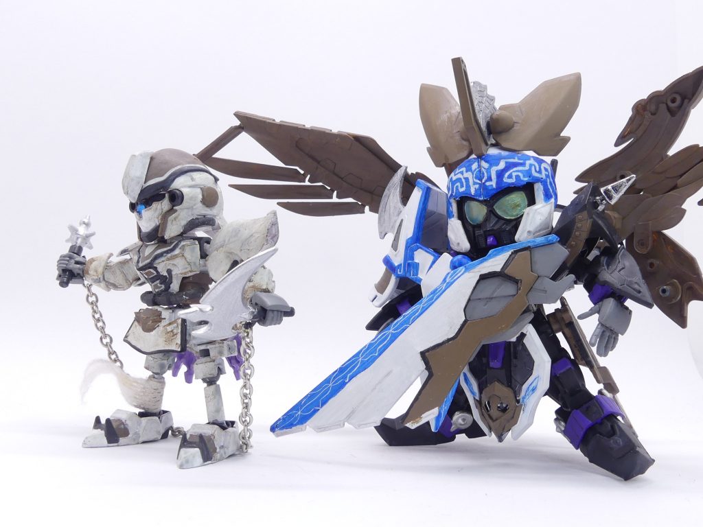 Page10「呉越同舟のブリッジ」3人の「ガンプラ部」は、ガンプラフォース・ガンニッパーとともに絶好調。新たなガンプラと必殺技で、次々に「ミスク」を蹴散らしていきます。…それを見ている、木彫りのような何か。アマミチは、彼の存在に気付きました。「おやおや…その程度のGPでも、気付きますか。」木陰から姿を現したのは、ベルガ・ダラスの改造ガンプラ。その背には巨大な翼。彼は、「羽ばたく」事でEPを節約しつつ、長時間の作戦行動を可能にしているのです。そして、ビットで今までのアマミチ達の活躍、そして挫折から復帰の一連の流れさえも、見ていたことになります。彼の目的は、「交渉」でした。アマミチは、彼の最大にして唯一の武器・オリジナル輝羅鋼刀に目を奪われ(アマミチは輝羅鋼現役世代ではないのです)……じゃなかった、とにかくその申し出を受けます。ついこの前壮絶なバトルをしたはずの「ブリッジ」が、今やこちらに頭を下げて交渉している。それは、「ブリッジ」の頭数を失いたくない事象…つまり強敵とのバトルが待ち構えていることでもありました。その隙を、アマミチは逃すはずがなかったのです。「一つだけ教えてほしい。「ブリッジ」のリーダーって…オリジナルの「エバーブック」を、持ってるの?」それを教えることを、条件として。「ありか、なしなら…いい、でしょう。ありです。」カムイ・ダラスは伝えました。ブリッジの「トップ」なる人物…彼は、オリジナル「エバーブック」を科学的に解析し、電書「エバーブック」を製作したとばらしたのです。しかし、彼は現在、めったにログインしていないとのことでした…アマミチは、彼がログインした時に希望をつなぐことにしました。オリジナル「エバーブック」同士の共鳴はもろばれなのです。