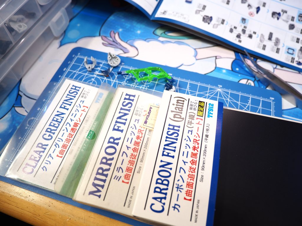 頭部ツインアイはハセガワのミラーフィニッシュとクリアーグリーンフィニッシュの重ね貼り。光をちゃんと当てないと反射しないから目立たないけどね(