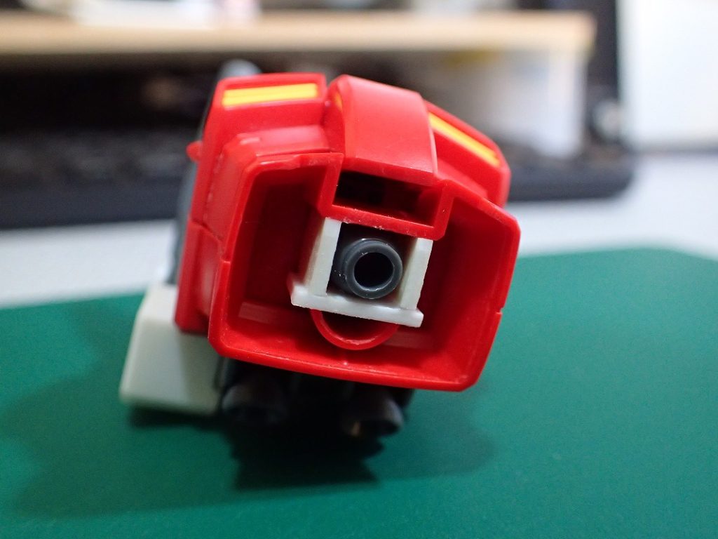ガンキャノンとガンダムの胴体と腰部の設置位置が異なっているため、調整しました。