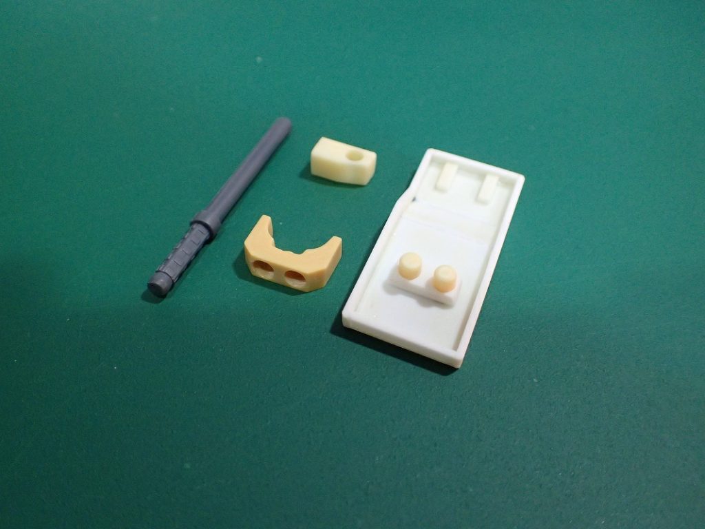 シールドはパテ、プラ板、プラ棒で作成しました。