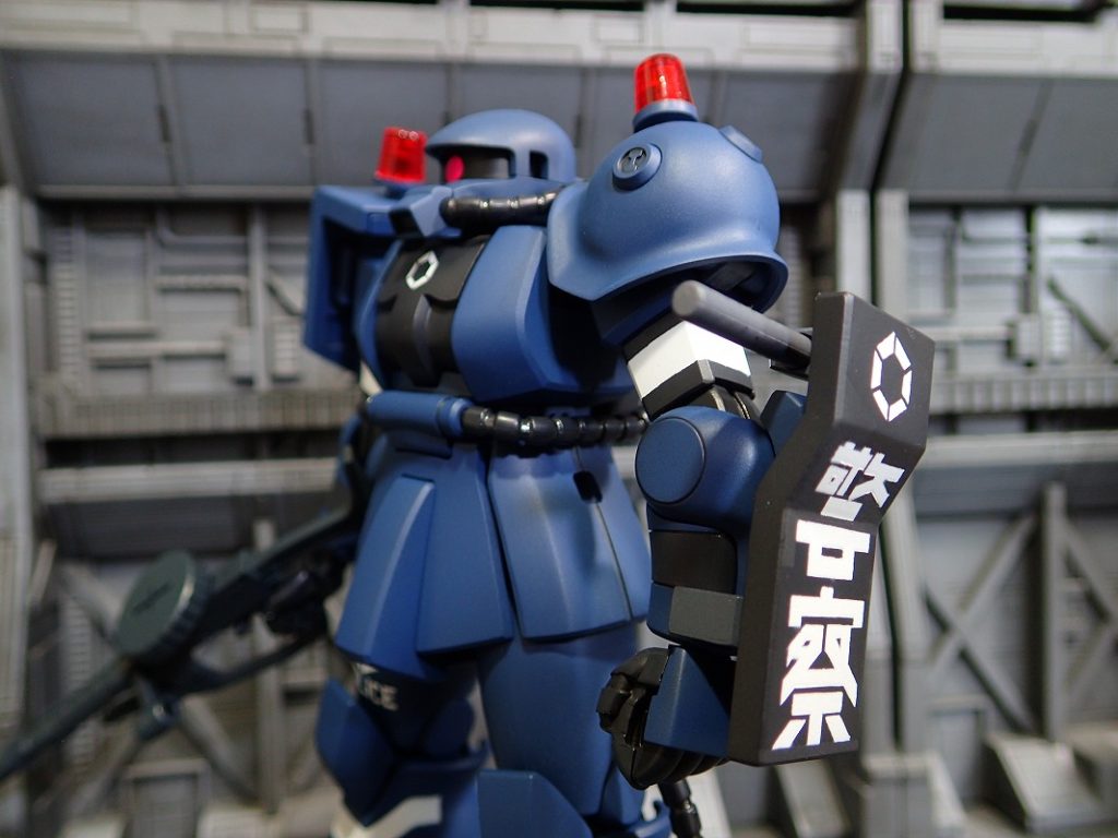 「警察」ロゴははみ出てしまったので、マスキングして修正したのですが、ネービーブルーに配合するフラットクリアの分量が異なってしまい、ムラが出てしまいました。