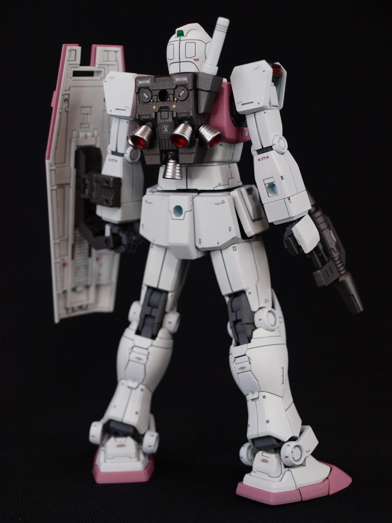 間接は、RMN75グレーバイオレット。武器は、シャインシルバー+メタリックブラックをまぜガンメタ。バーニアはシャインシルバーをぬってから内側をクリアレッドで重ねました。