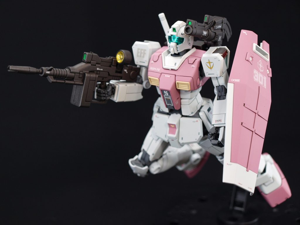 センサー部分には、30MMの3Dメタリックシールでお手軽ディテールアップ。この構えは、V2アサルトバスターガンダムに見えてきます。性能天と地の差・・・