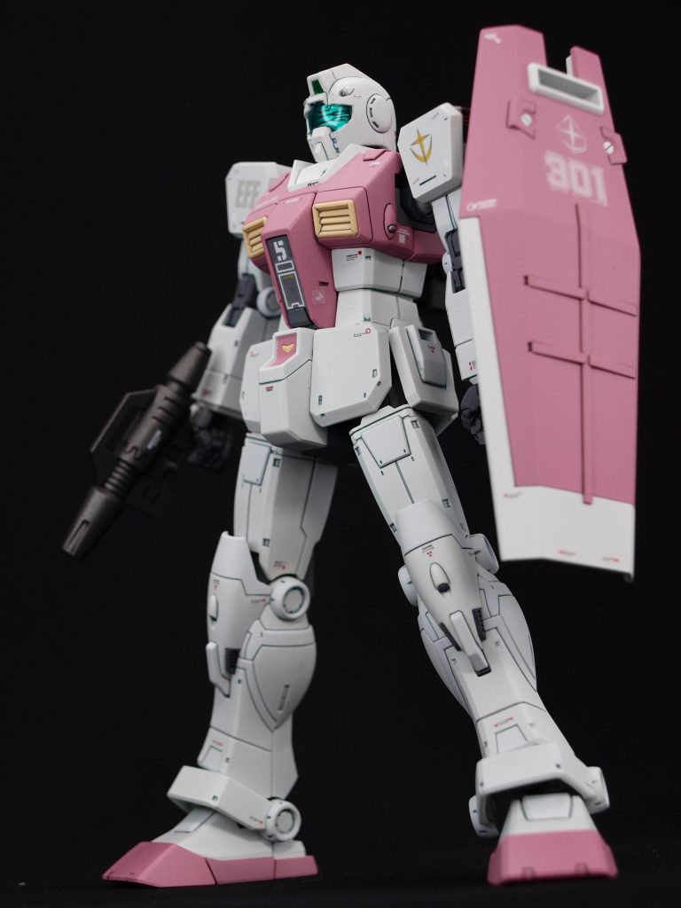 使用したのは、下地に白サフを吹きました。カラーは、グローホワイト、ピンクレッドをそのまま吹きました。