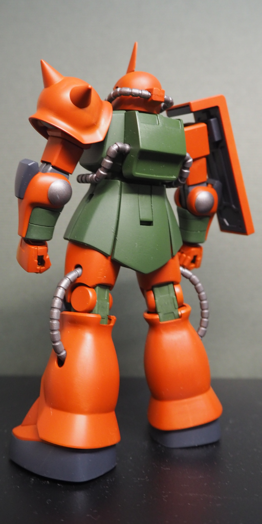 指揮官専用であるためほぼ全機がパーソナルカラーに塗られたが、塗装下地には試験的に特別な防錆塗料が採用された。上塗り前の段階では有名なガルマ・ザビ大佐専用機のカラーパターンに酷似するが、これは大佐が自機をパーソナルカラーでの塗装を保留していた事実を示している。画像資料の撮影時期によってはコーティング層やワックス類の黄変度合い等により色合いが違って見えるものもあるが、所謂ロールアウトカラーのまま使用されていた。公国軍における制度上、パーソナルカラーでの塗装許可は一定以上の武勲に対する恩賞の一つとして規定されていたため、「親の七光り」を忌避した大佐らしく相応の戦果を挙げるまでは自粛する意向であったという。一説によると戦争初期に防錆塗料のみの下地状態の機体で出撃し大戦果を上げたエースパイロットの吉例にあやかる意味もあったとされるが、該当する事例は未だ特定されていない。専用ドップに関しても同様に塗装未完了状態であり、これら下塗り状態の配色は当時「ガルマパターン」と呼び馴らわされていたという。