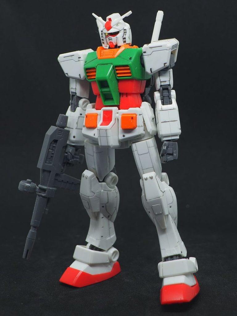 これが中古で購入したセブンイレブンカラー、色を塗り替えるつもりでしたが、塗ってしまうとスジが埋まってしまうと言う事で新品を購入して、これには練習台になっていただきました(gundam-kao5)