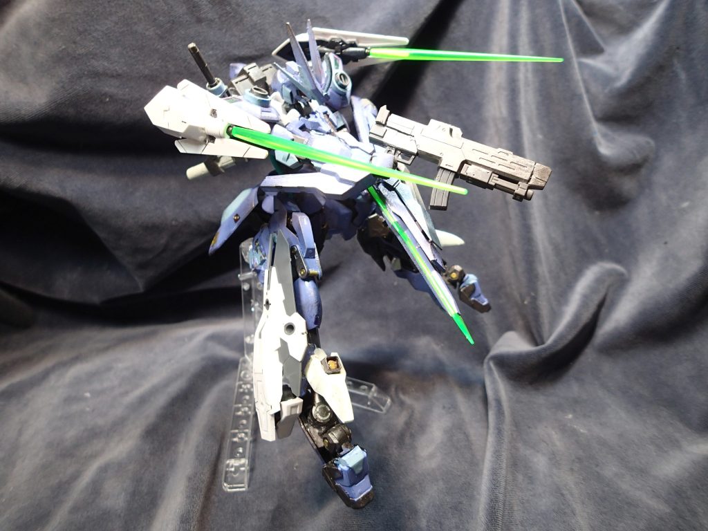 肩部キャノン/ビットからはビームサーベルも発振可能！ビームマシンガンとともに敵をかく乱します
