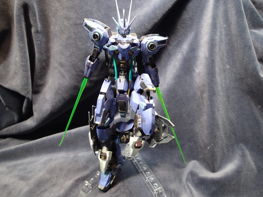 イーシュヴァラ装備大量のバーニアで加速し二刀流で相手をバラバラに