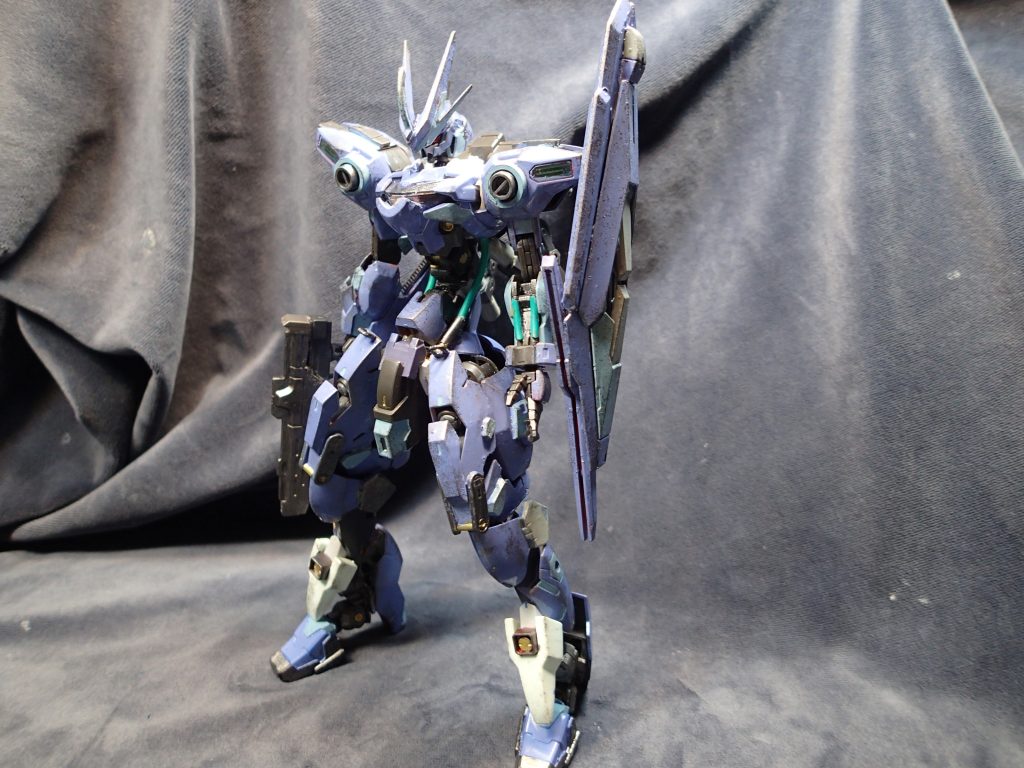 軽装状態肩部や脚部のスラスター、ビットは試験的なもので、この機体にはテスト機として開発されてるという設定です