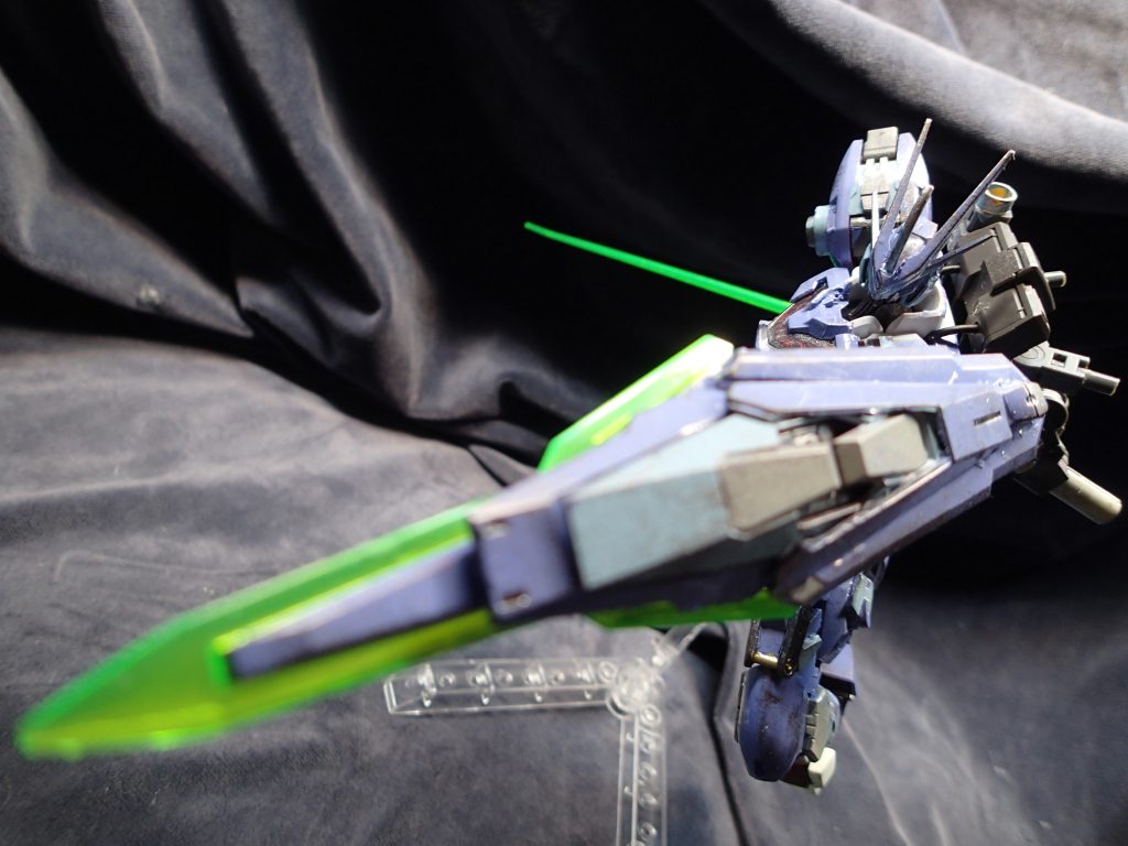 シールドからはビームソードを展開可能です