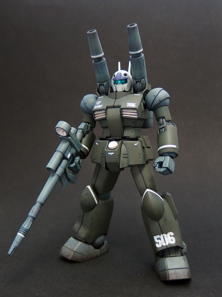 メインカラーの暗めのグリーンを好きな砲撃機である0083のジム・キャノン2からチョイスし、それに合せてその他の色を配置しました。頭部ひさし部分の青が浮かないか心配でしたが、ギリギリ合うような色味にできたかなと、個人的に気に入っています。関節等グレーはグリーンを強めに混ぜたグレーで塗装しましたが、フィルタリングで青みがだいぶマシマシになる結果に。