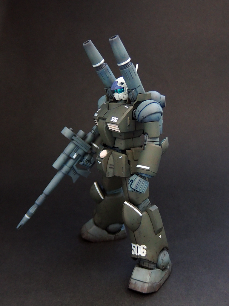 斜めアングルだと後頭部のアンテナが隠れてつるつる頭に見えるのと、当方の環境ではキャノン砲で頭に陰がかかり気味になるので、結構撮影に気を使いました。