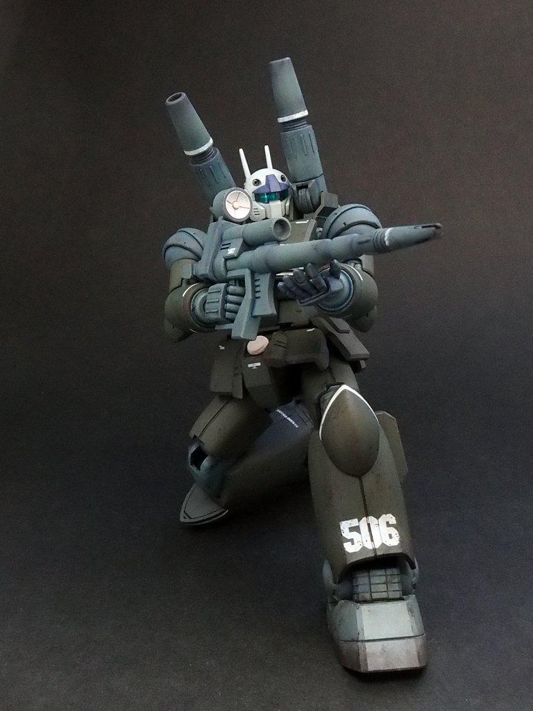 ポージング。腰アーマーまわりが結構キツキツなのとライフルの両手構えもなかなかしんどく、干渉部の塗膜がゴリゴリと死にました。初エアブラシということでしっかり塗膜を作れていなかったのも原因にありそう。キャノンの先端みたないテーパーになっている部分のラインデカールはどうやれば上手く処理できるのかなぁ…。