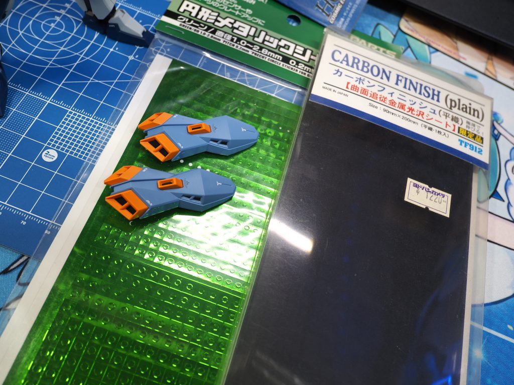 アサルトシュラウドの脚側面の小さいスラスターにカーボンフィニッシュを切り貼りしたり。ビームライフル上部のセンサーは円形メタリックシールのグリーンを貼っている