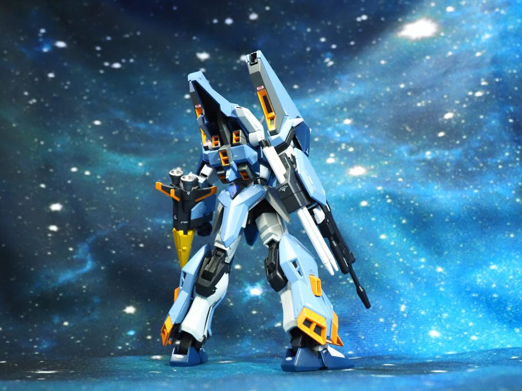 斜め後ろ。スラスターの塗り分け工程けっこう手間かかったんスよ。グレイプニールⅡの4枚羽もだけど。色を綺麗に発色させたくて、下塗りに白雪色で明るくしてからダファディルイエローを塗装。