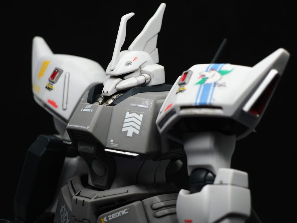 シブ目な感じで撮影(gundam-kao2)