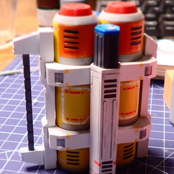 ガンダムオンラインの試作型戦略兵器。手書きのマーキングがなかなかうまくいかない。ラインデカールとかラインテープのようなもので模様を作ればいいのだろうか？ （1枚目）