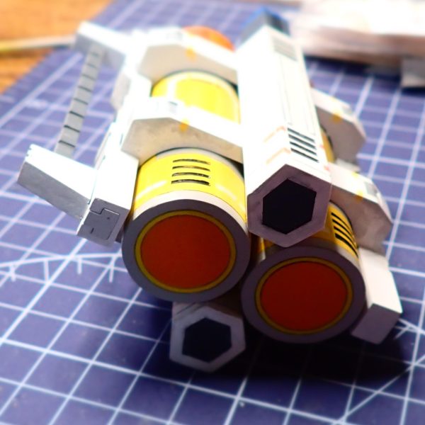 ガンダムオンラインの試作型戦略兵器。手書きのマーキングがなかなかうまくいかない。ラインデカールとかラインテープのようなもので模様を作ればいいのだろうか？ （4枚目）