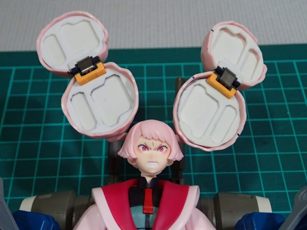 制作中。ヒンジはHGUC νガンダムのフィンファンネルを流用しています。